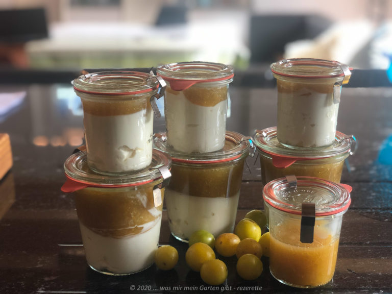 Mirabellenmus auf Quarkcreme