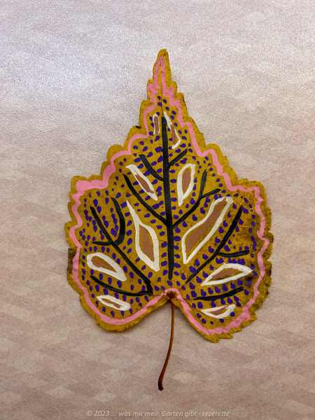 Herbstlcihes Blatt mit Acrylfarbe gestaltet im Aboriginal Art Style