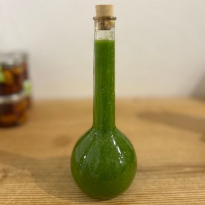Grünes Bärlauchöl in einer Glasflasche – selbstgemacht aus frischen Blättern