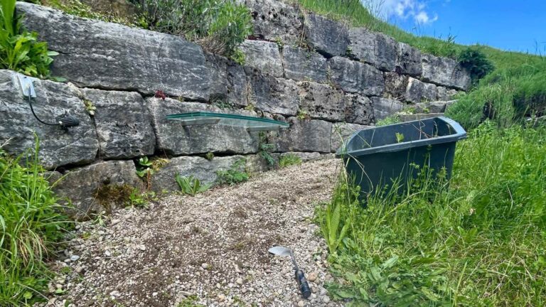 Titelbild: Kiesweg mit Gartenharke – Sinnbild für Ordnung, Veränderung und langsames Schreiben