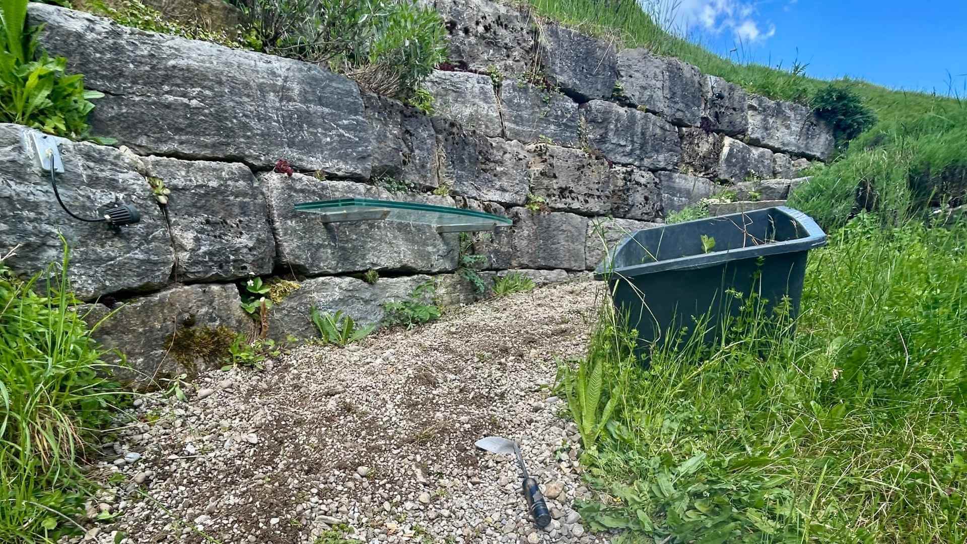 Titelbild: Kiesweg mit Gartenharke – Sinnbild für Ordnung, Veränderung und langsames Schreiben