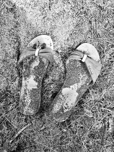 Sandige Flip-Flops auf dem Boden – Spuren eines barfüßigen Wegs auf La Réunion