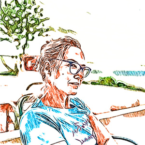 Dagmar im Profil, entspannt sitzend im Freien – ein nachdenklicher Blick, als würde sie gerade einem Satz beim Wachsen zusehen.
