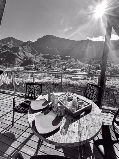 Frühstück auf der Terrasse mit Blick auf die Berge von La Réunion – halbdraußen mit Aussicht.