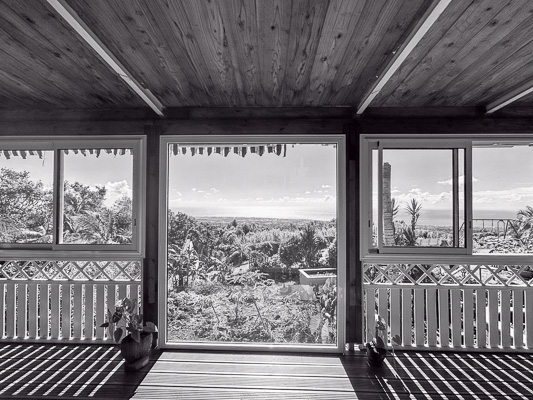 nnenansicht eines kreolischen Hauses mit offener Fensterfront und Blick ins Grüne auf La Réunion