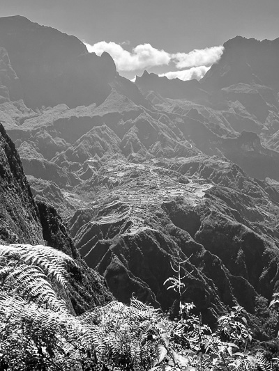 anoramablick vom Piton Maïdo auf das zerklüftete Hochland von La Réunion und das Cirque de Mafate.