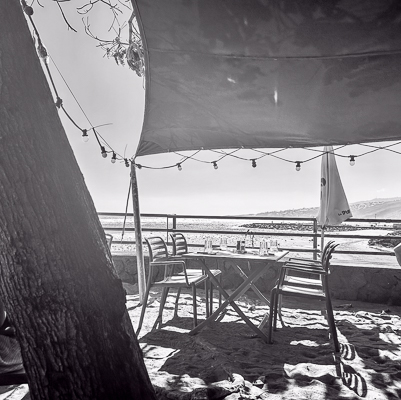 Strandrestaurant auf La Réunion mit Meerblick, gedecktem Tisch und Lichterkette – ein Ort für stille Genussmomente.