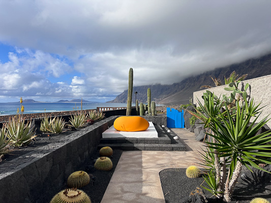 Terrasse mit Blick auf Vulkanlandschaft und Kakteen – Rückzugsort auf Lanzarote.