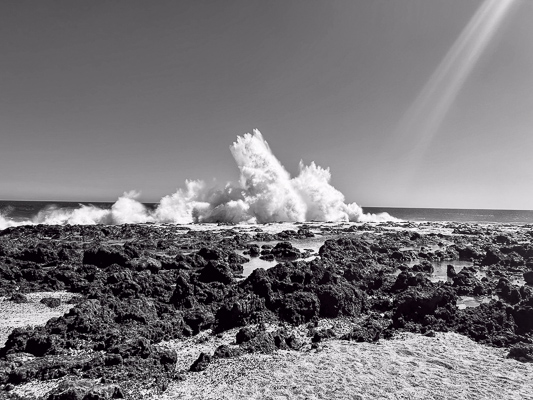 Gewaltige Welle bricht auf Lavagestein an der Küste von La Réunion – Natur als Meditation.