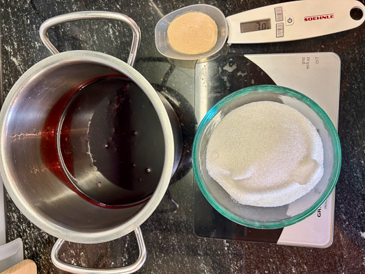 Zucker, Pektin und abgeseihter Saft auf Waage, von oben fotografiert