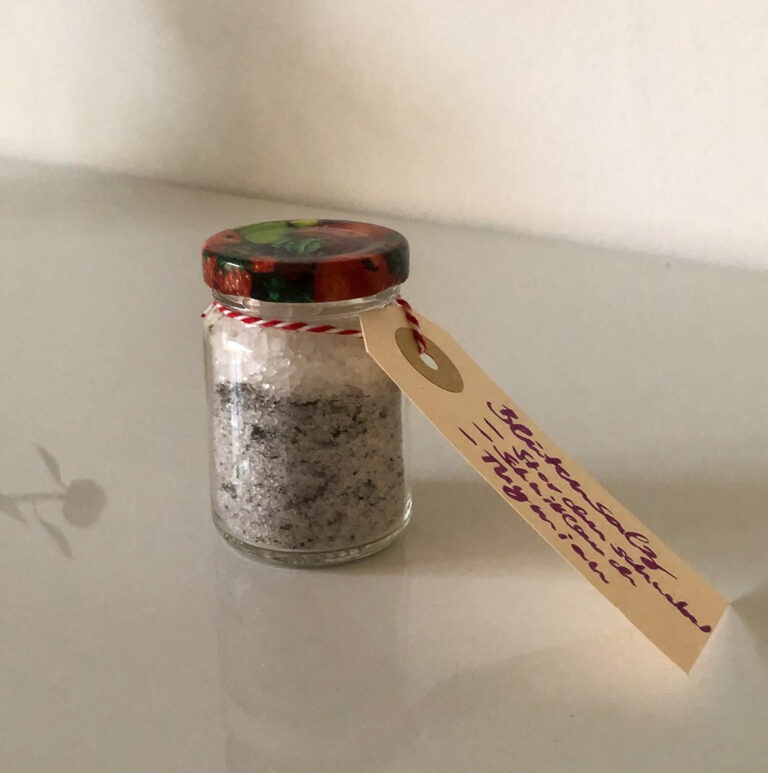 Abgefülltes Blüten-Kräuter-Salz im Glas mit handbeschriftetem Etikett