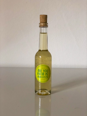 Selbstgemachter Löwenzahnsirup in Glasflasche mit goldener Farbe