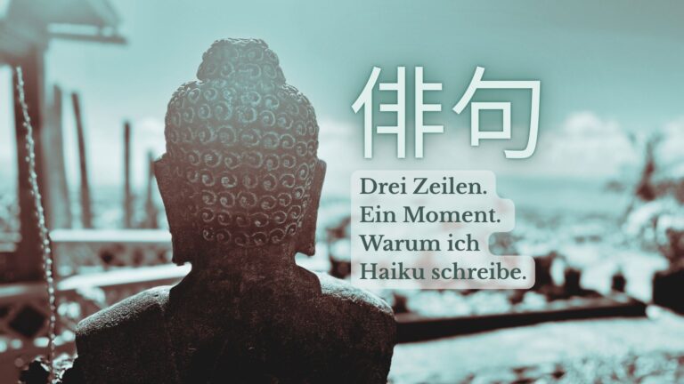 Blick auf eine Buddhafigur, im Hintergrund unscharfe Landschaft; daneben japanische Schriftzeichen und der Text: Drei Zeilen. Ein Moment. Warum ich Haiku schreibe.