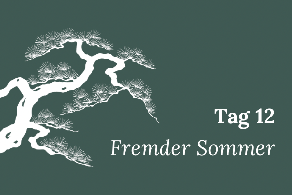 Illustration einer stilisierten Mädchenkiefer, Text „Tag 12 – Fremder Sommer“