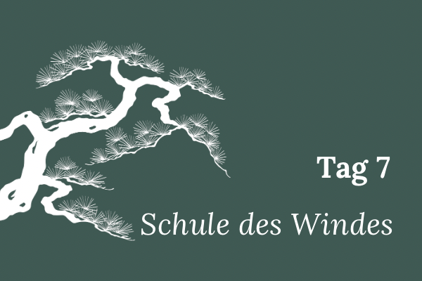 Illustration einer stilisierten Mädchenkiefer, Text „Tag 7 – Schule Des Windes“