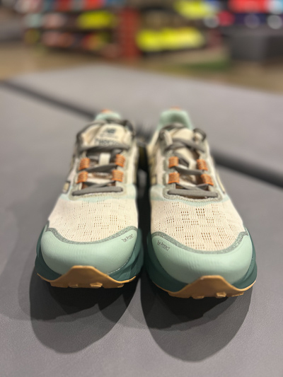 Beige-türkisfarbene Laufschuhe von oben.