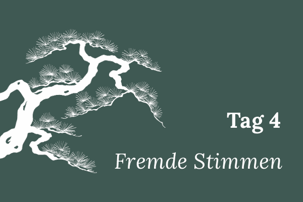 Illustration einer stilisierten Mädchenkiefer, Text „Tag 4 – Fremde Stimmen“