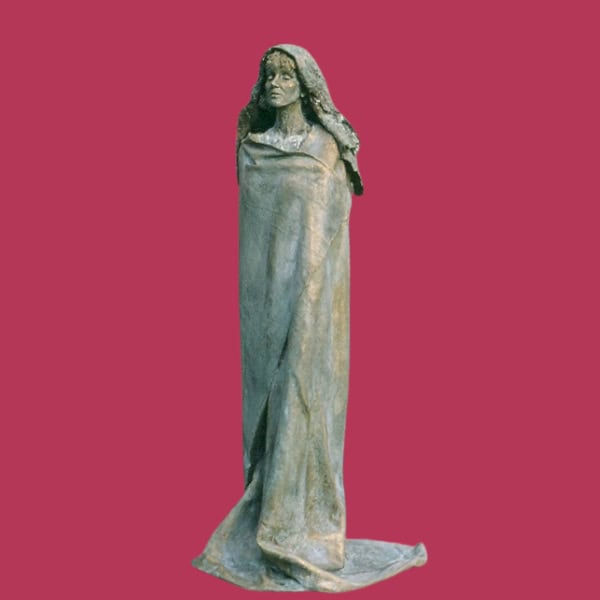 Skulptur von Hildegard von Bingen, einer bedeutenden mittelalterlichen Mystikerin auf roten Hintergrund