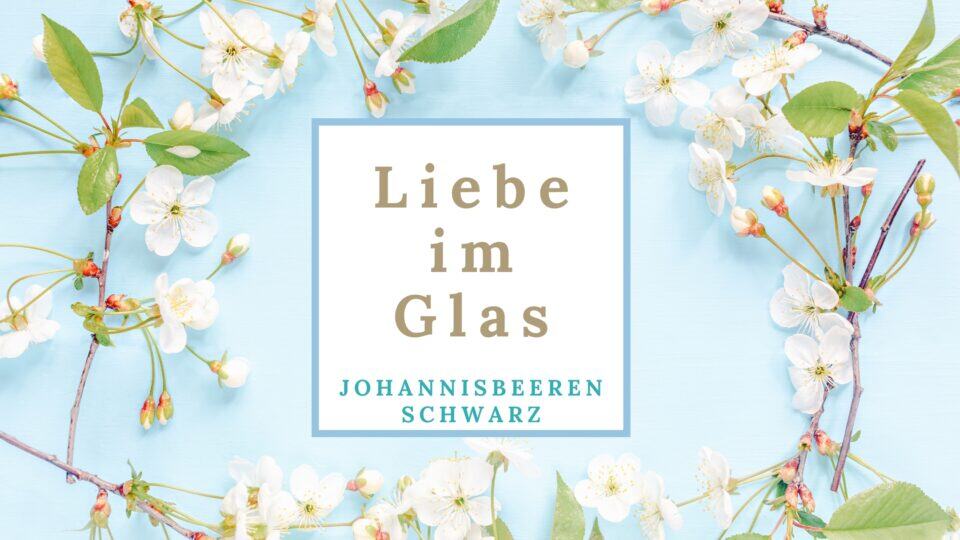 itelbild „Liebe im Glas – Johannisbeeren Schwarz" mit weißen Blüten auf hellblauem Hintergrund