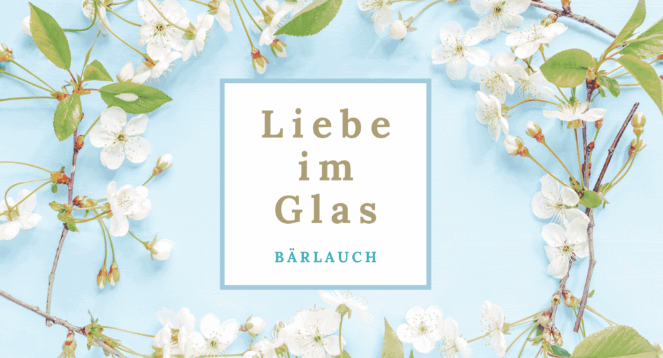 Seriegrafik Liebe im Glas : weiße Kirschblüten auf hellblauem Hintergrund, mittig Schriftzug Liebe im Glas · Bärlauch