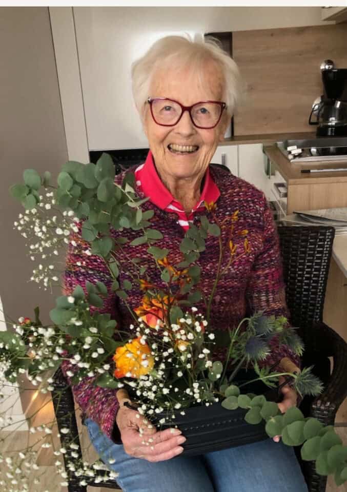 Alice in Ihrer Küche mit Blumen im Januar 2026